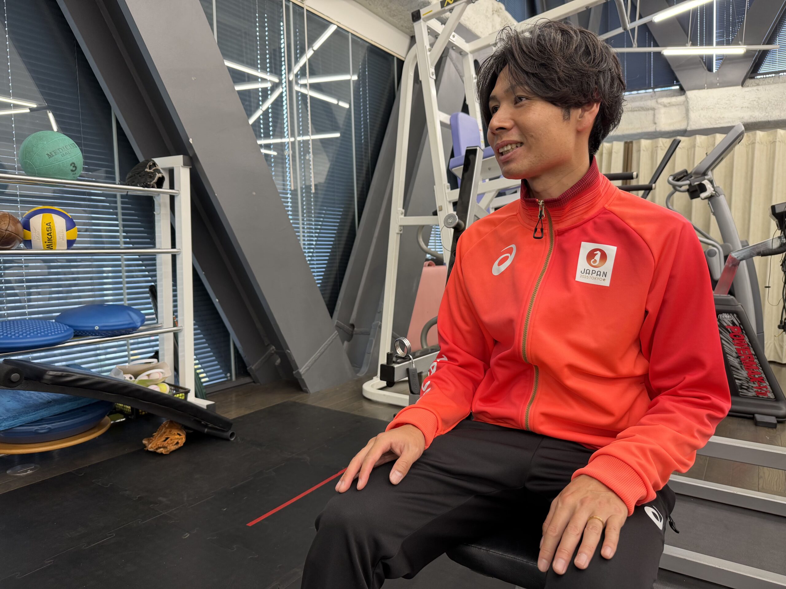 インタビュー中の赤羽先生